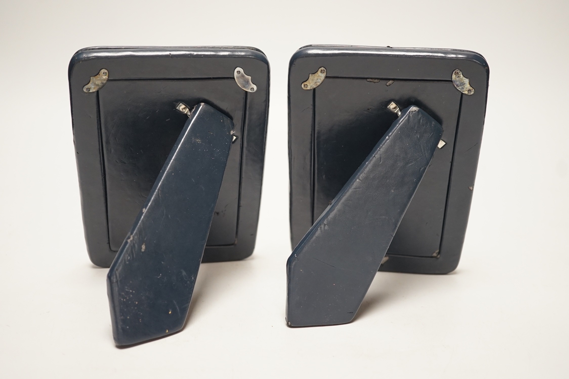 A modern pair of silver mounted rectangular photograph frames, Douglas Pell Silverware, Birmingham, 2000, 16.6cm.